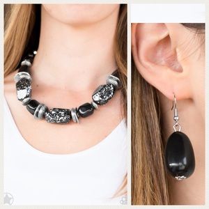 🛑SOLD🛑Bold New black necklace with earrings!!!!!